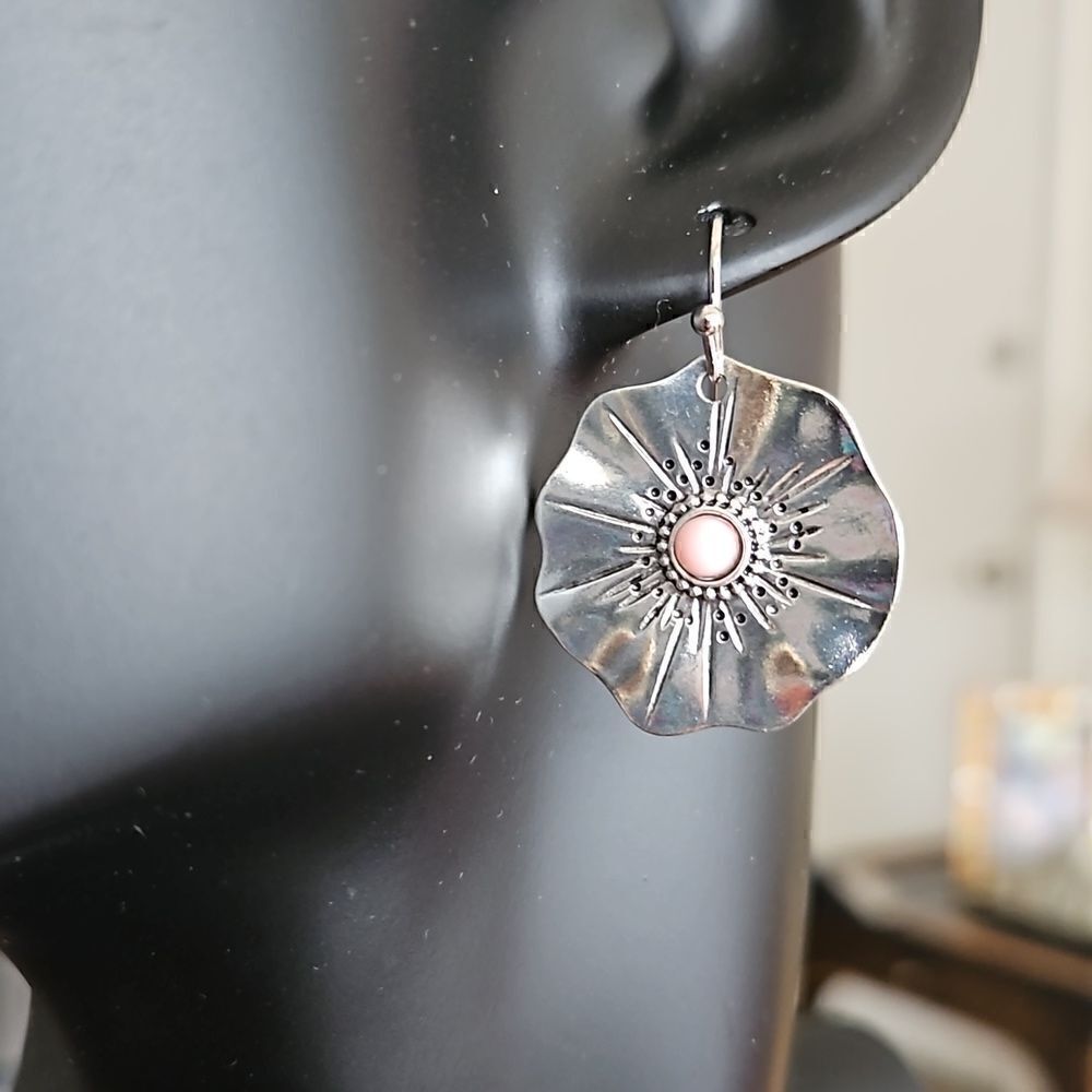 NWOT Silver toned flower shaped drop earrings